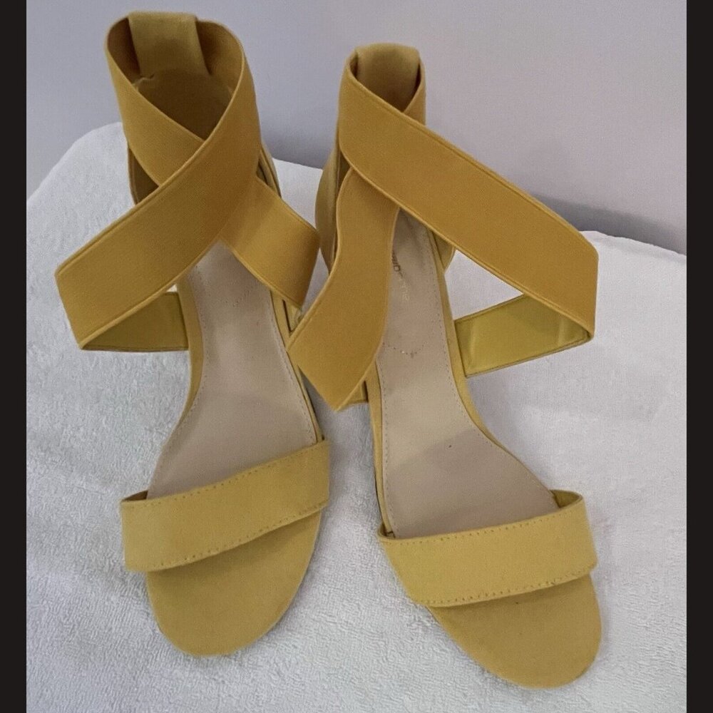 Liz‎ Clareborne open toe criss cross yellow pump size 9M